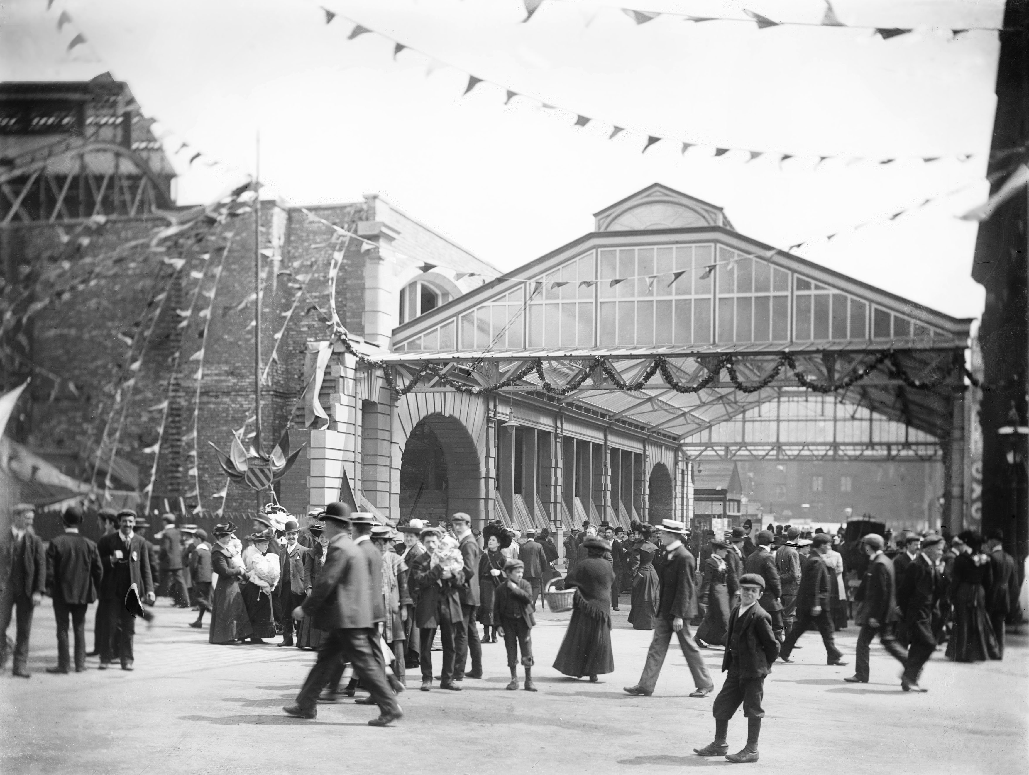 Crowds at Manchester Victoria Station 1905