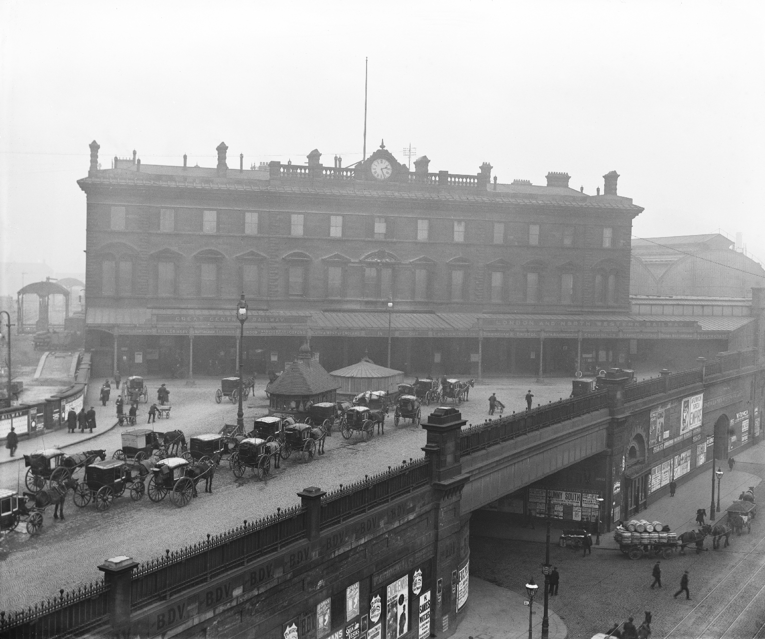 Manchester London Road station and forecourt, 1913. 