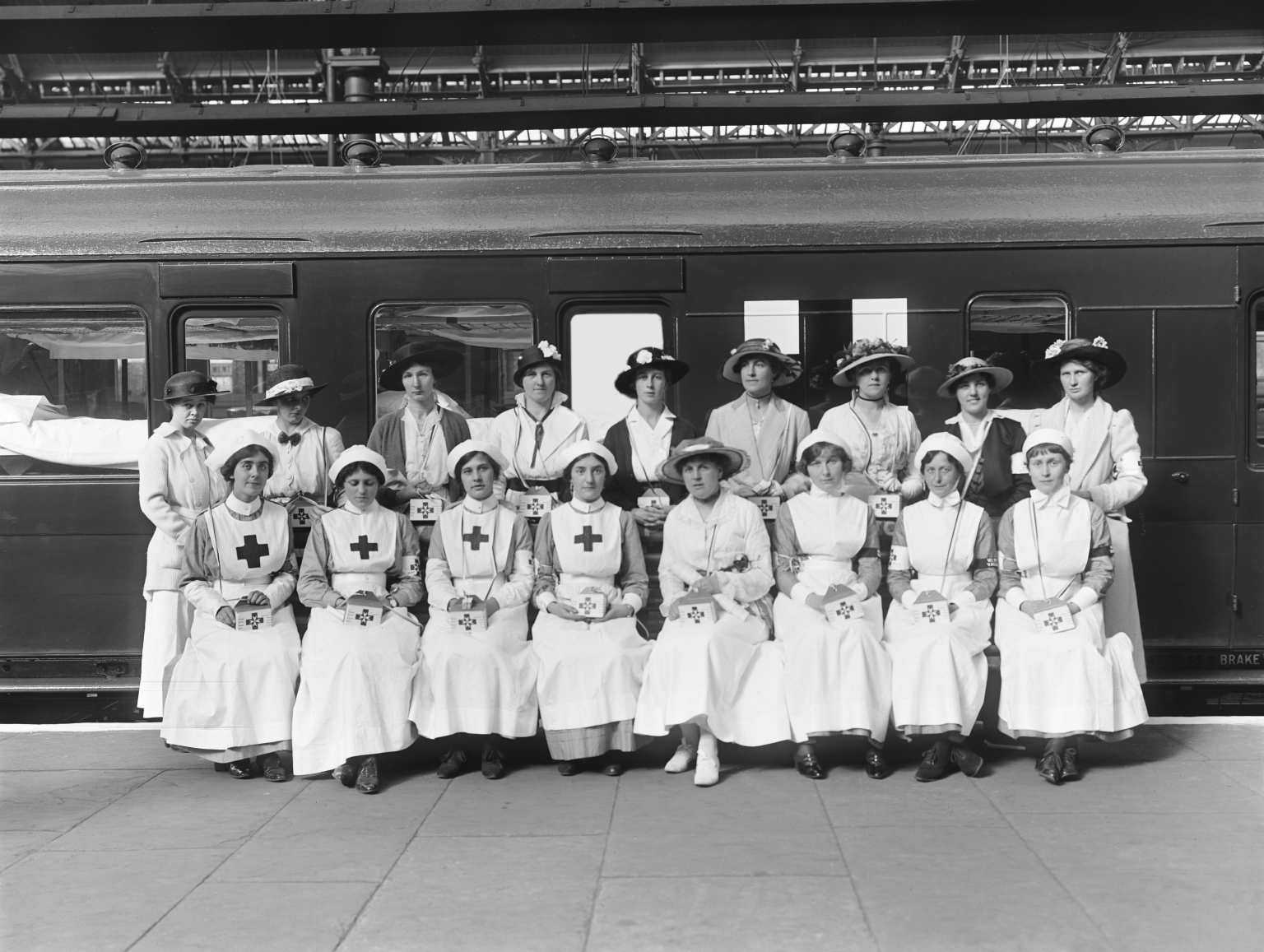 Nurses by an ambulance train (ref: 1997-7059_HOR_F_1746) (1916)