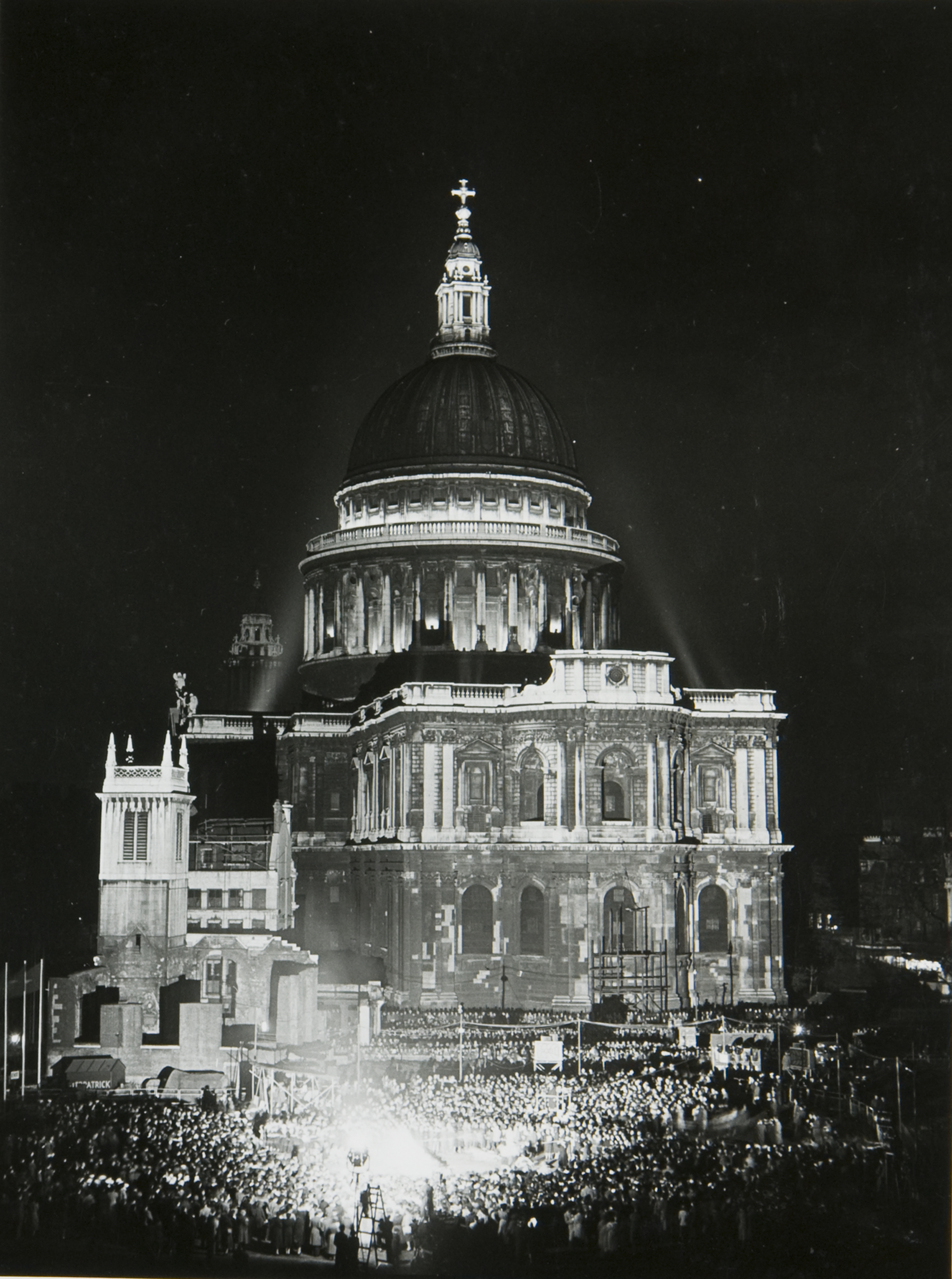 St. Paul's survival the London blitz, in 1940, and came symbolise, like Winston, the unbreakable spirit of the 'finest hour'. 