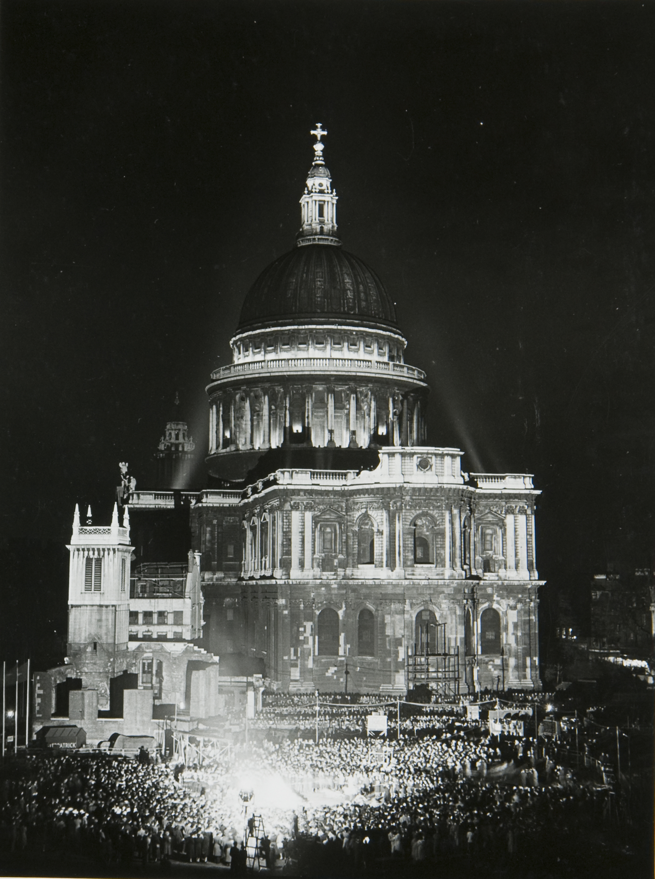 St. Paul's survival the London blitz, in 1940, and came symbolise, like Winston, the unbreakable spirit of the 'finest hour'.