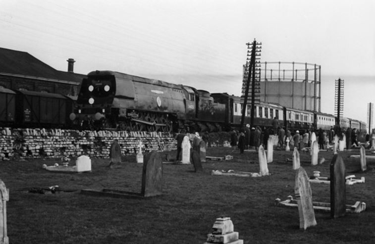 The funeral train passing a graveyard near Oxford. Image courtesy of Patrick Kingston.