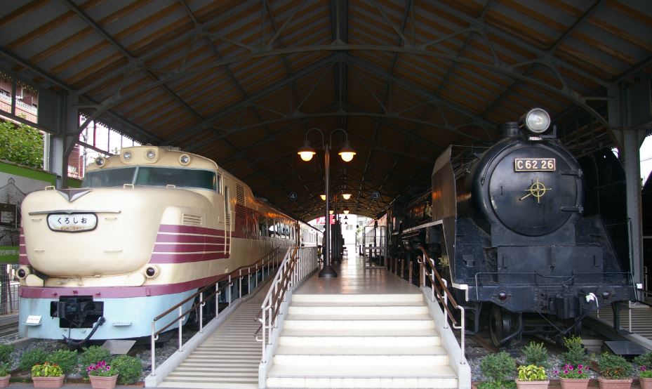 KiHa 81 and C62 steam engine, typical of the trains that our series ‘0’ Shinkansen replaced. Pictured at Osaka Museum