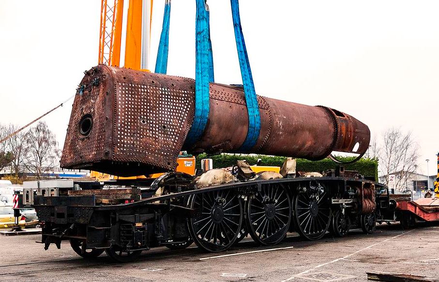 Gresley's boiler being lifted clear of the frames (Image courtesy of Trevor Camp)