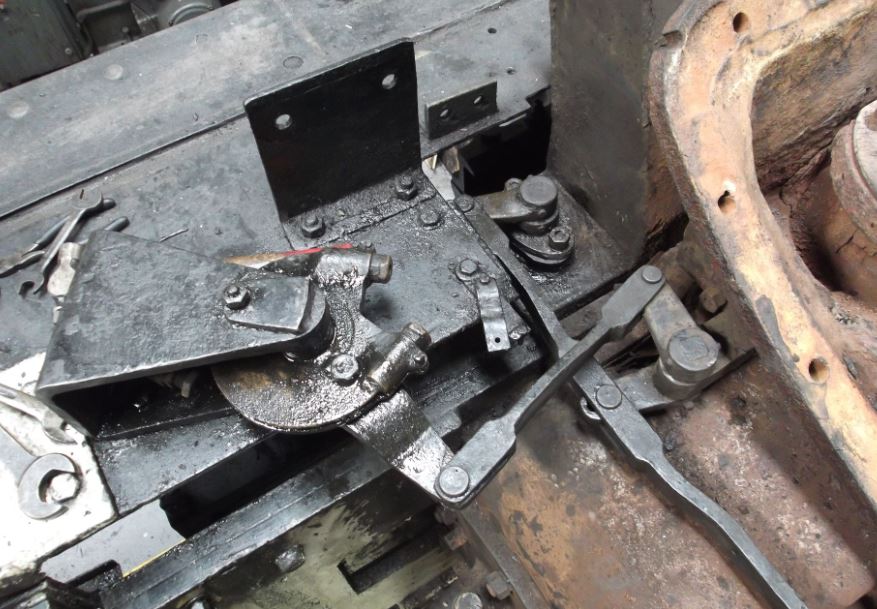 A general view of the remaining gravity sands mechanism showing the pivot bracket fastened to the back of the saddle casting and the top of the middle steam chest beneath.