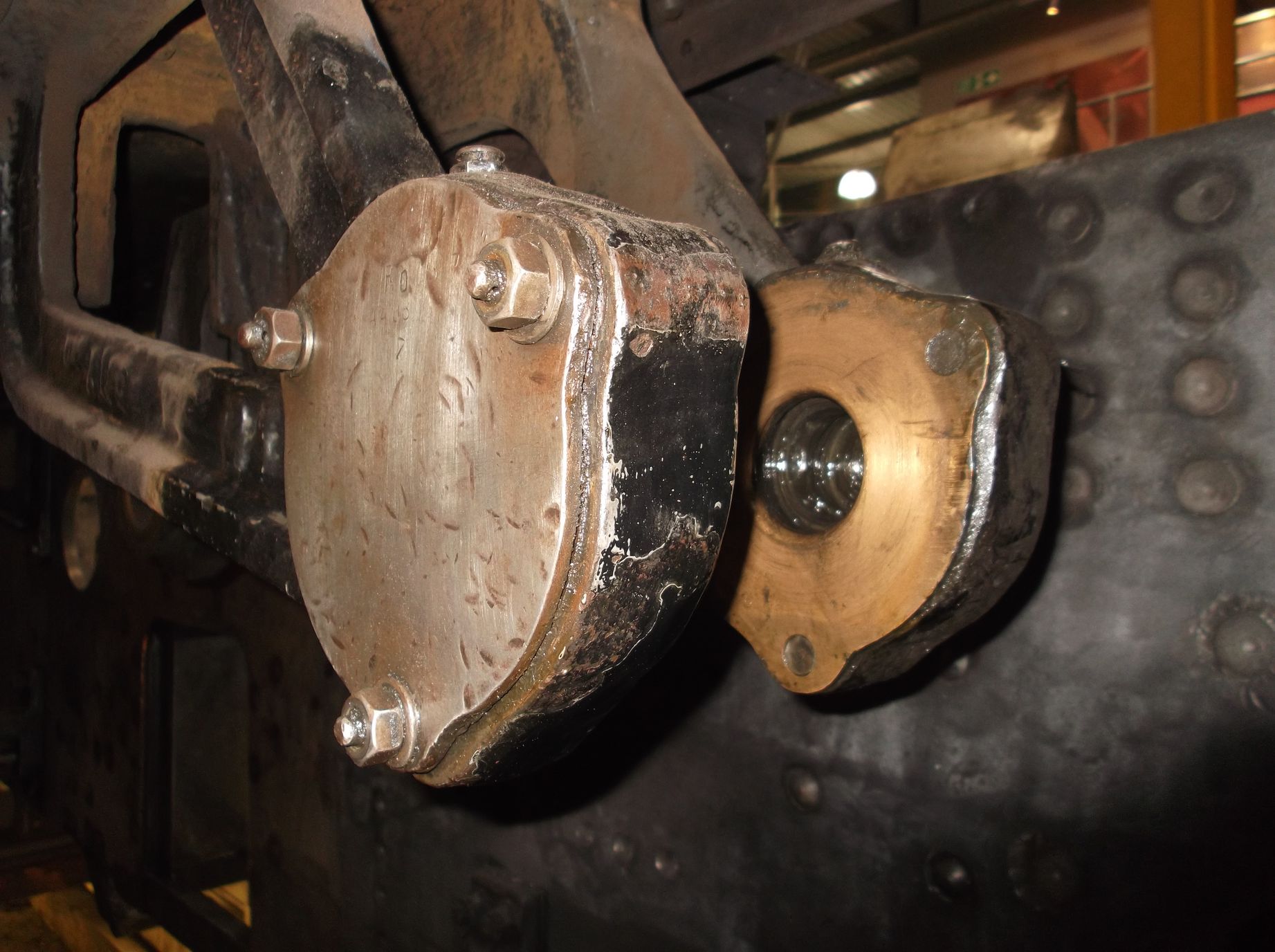 The expansion link trunnion bearing before removal