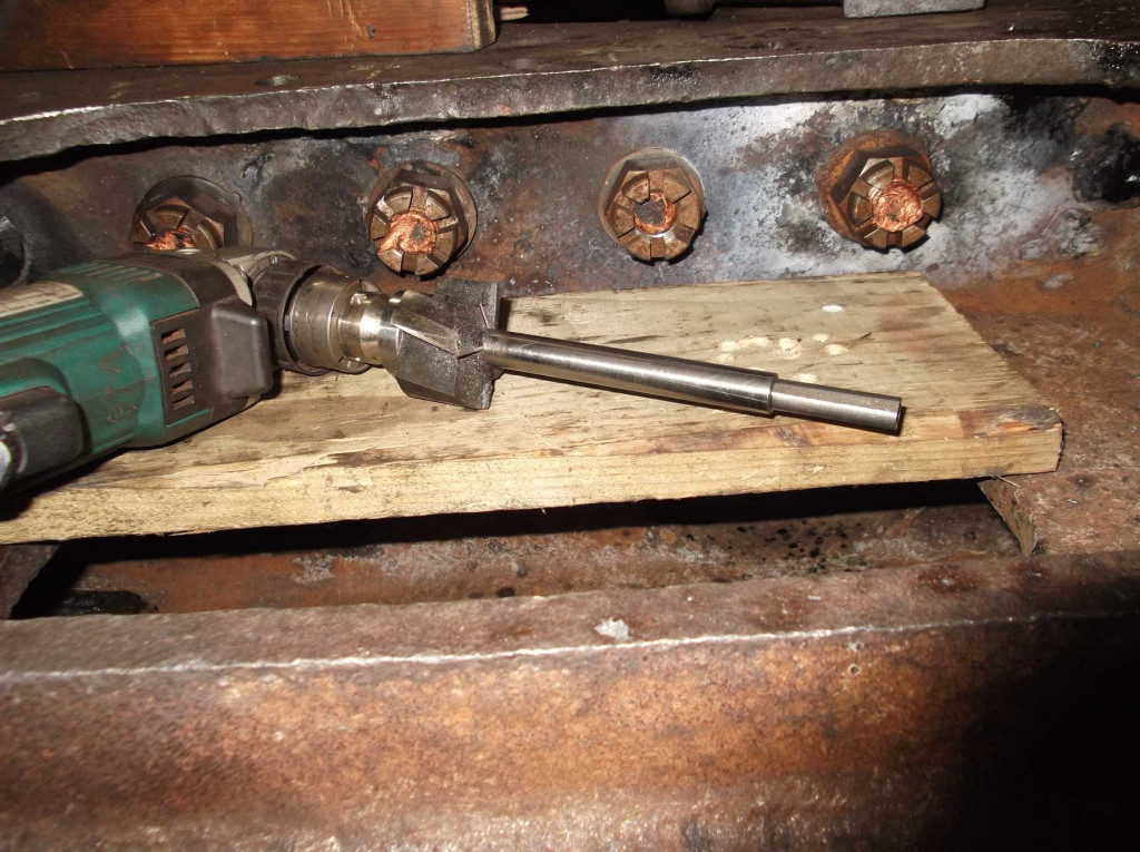 The spotface cutter has a pilot spindle that keeps the cutter square and central to the reamed hole. Unfortunately, the confines of the dragbox prevents no more power being applied than a 10mm chuck drill