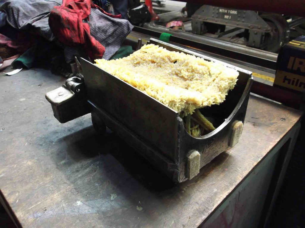 Bogie underkeep tray fitted with an oiler pad