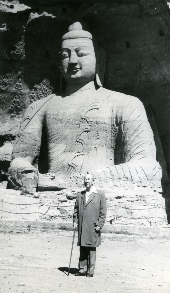 Kenneth Cantlie visiting the Yungang Caves, China