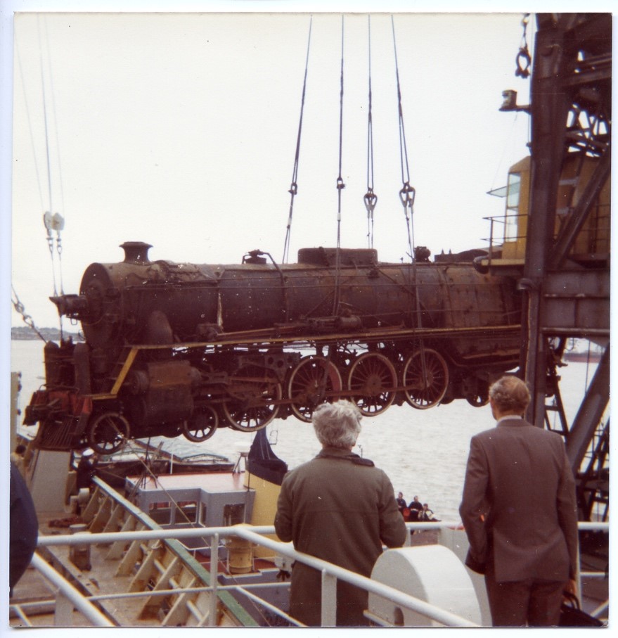 The museum's Chinese engine is unloaded from a ship