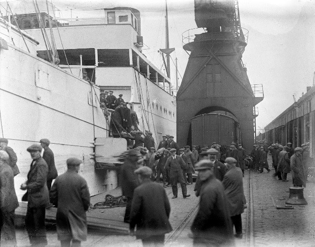 Crowds of dockers at King George Dock