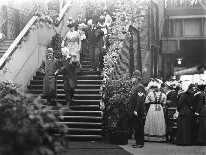 King and Queen at Rochdale station, 1913.