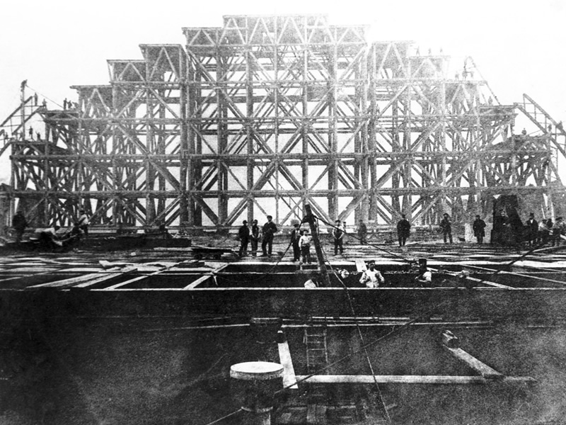 Scaffolding tower built to support the roof of the train shed during the construction of St Pancras station, c 1867. Img ref 1998-8759_3_8
