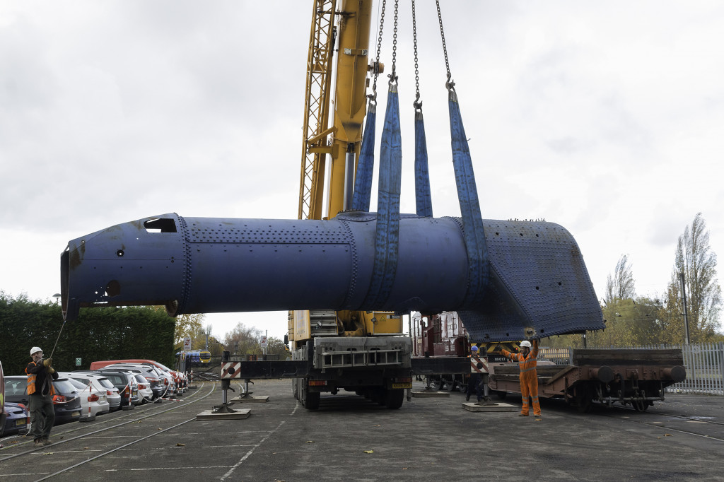 the-boiler-is-lifted-clear-of-the-rail-wagon-by-an-emsley-crane-who-lifted-the-boiler-from-the-frames-earlier-this-year