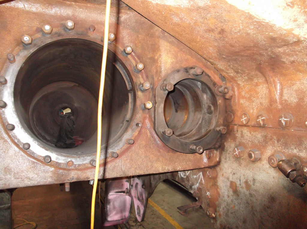 The front of the middle cylinder casting. The valve chest where the middle liners were removed from is to the right of the cylinder bore.