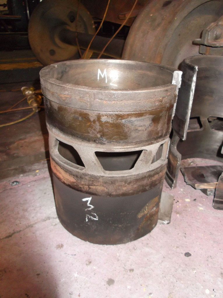 The trailing middle valve liner was removed this week. The steam to and from the piston passes through the slots. Either side of the slots the liner is tightly fitted in to the cylinder casting.
