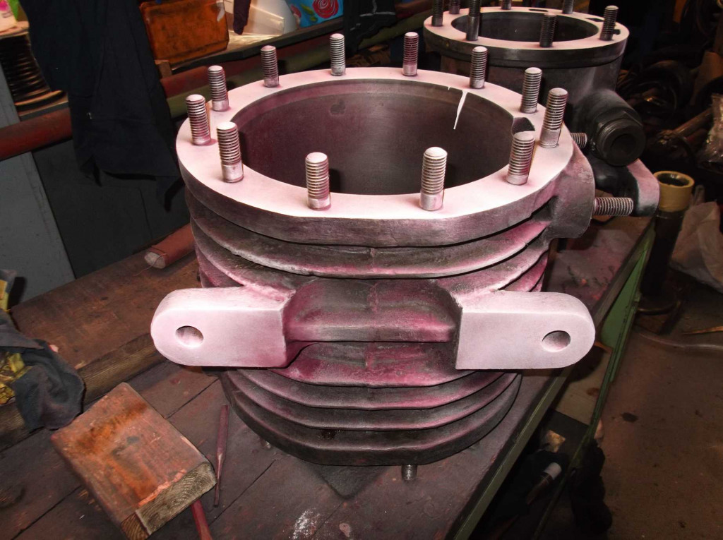 The air pump components are currently being inspected. This is the low-pressure air cylinder.