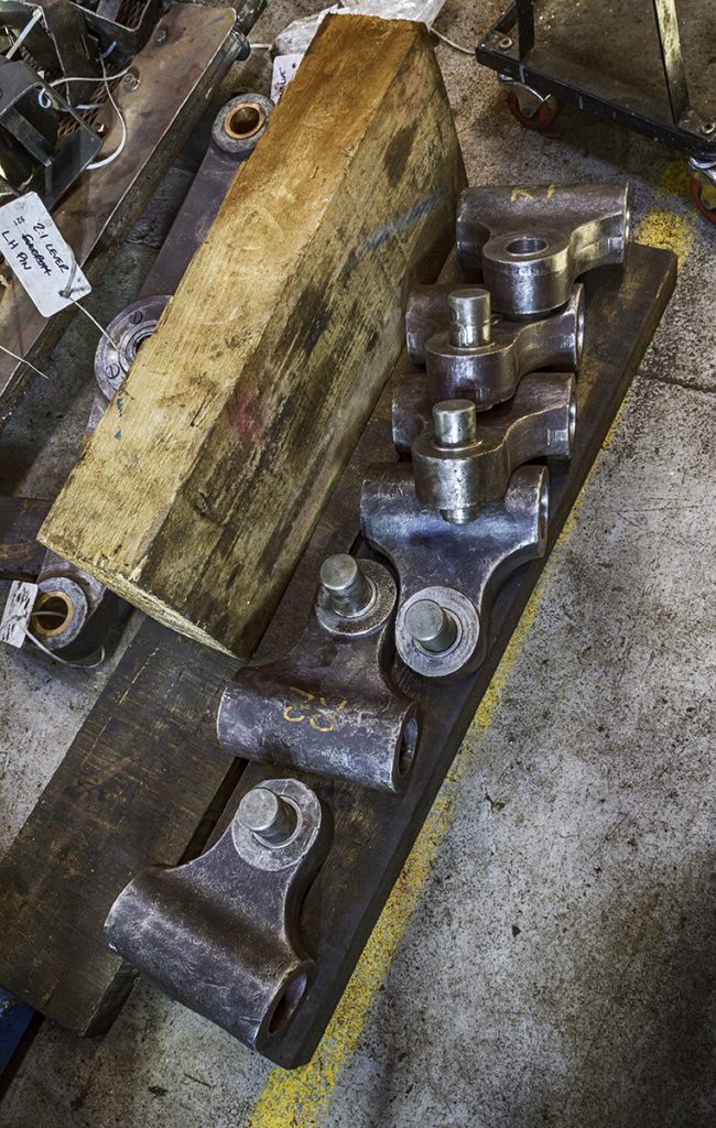 The coupled axlebox spring hangers