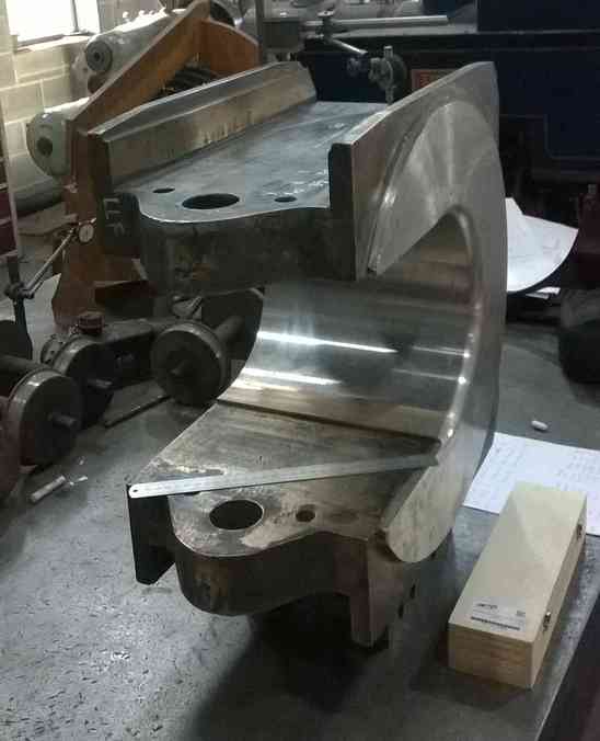 A driving axlebox receives checks