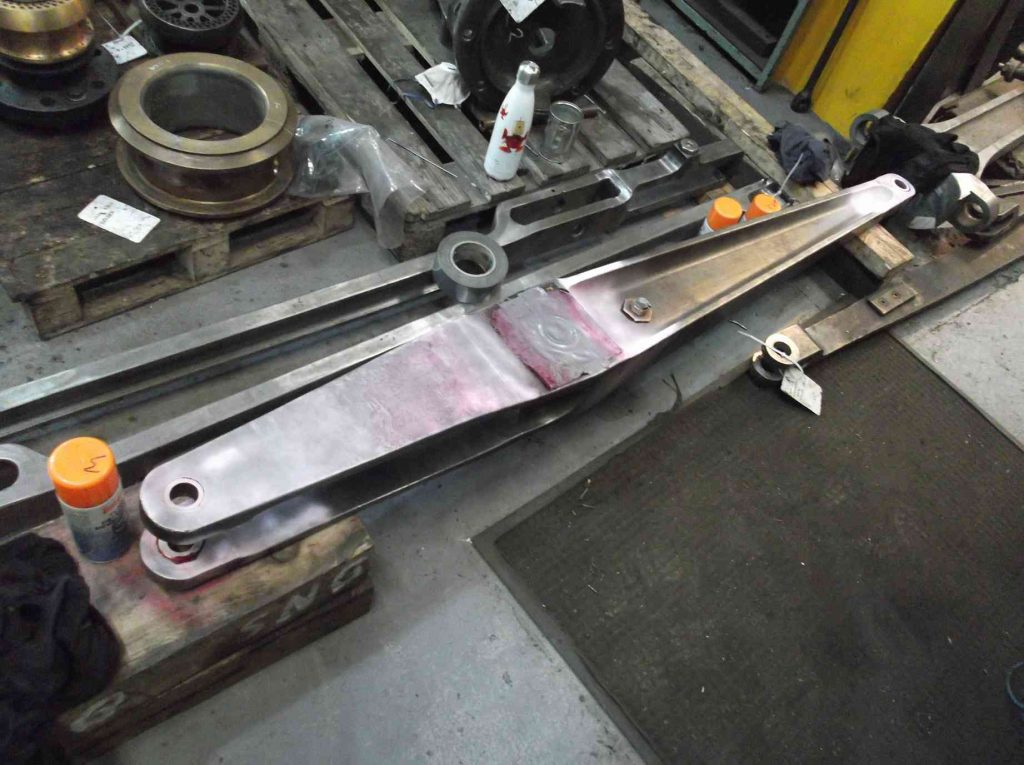 The conjugated valve gear 2-to-1 lever is checked for defects