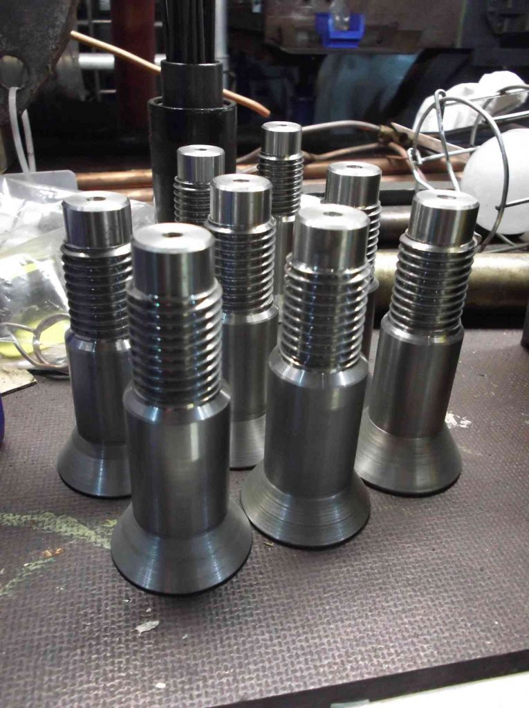 The sponsored horizontal hornstay bolts