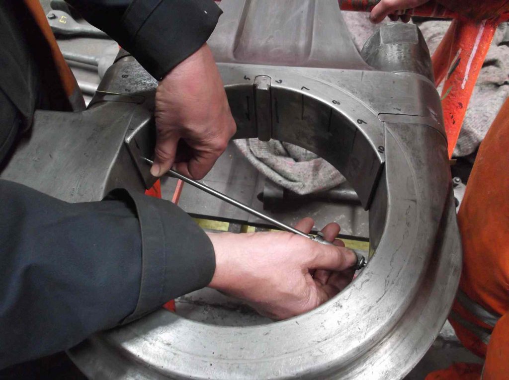 The big end of the inside connecting rod is adjusted