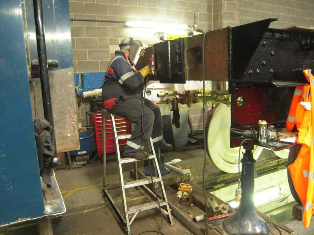 The leading tender dragbox receives overlay welding