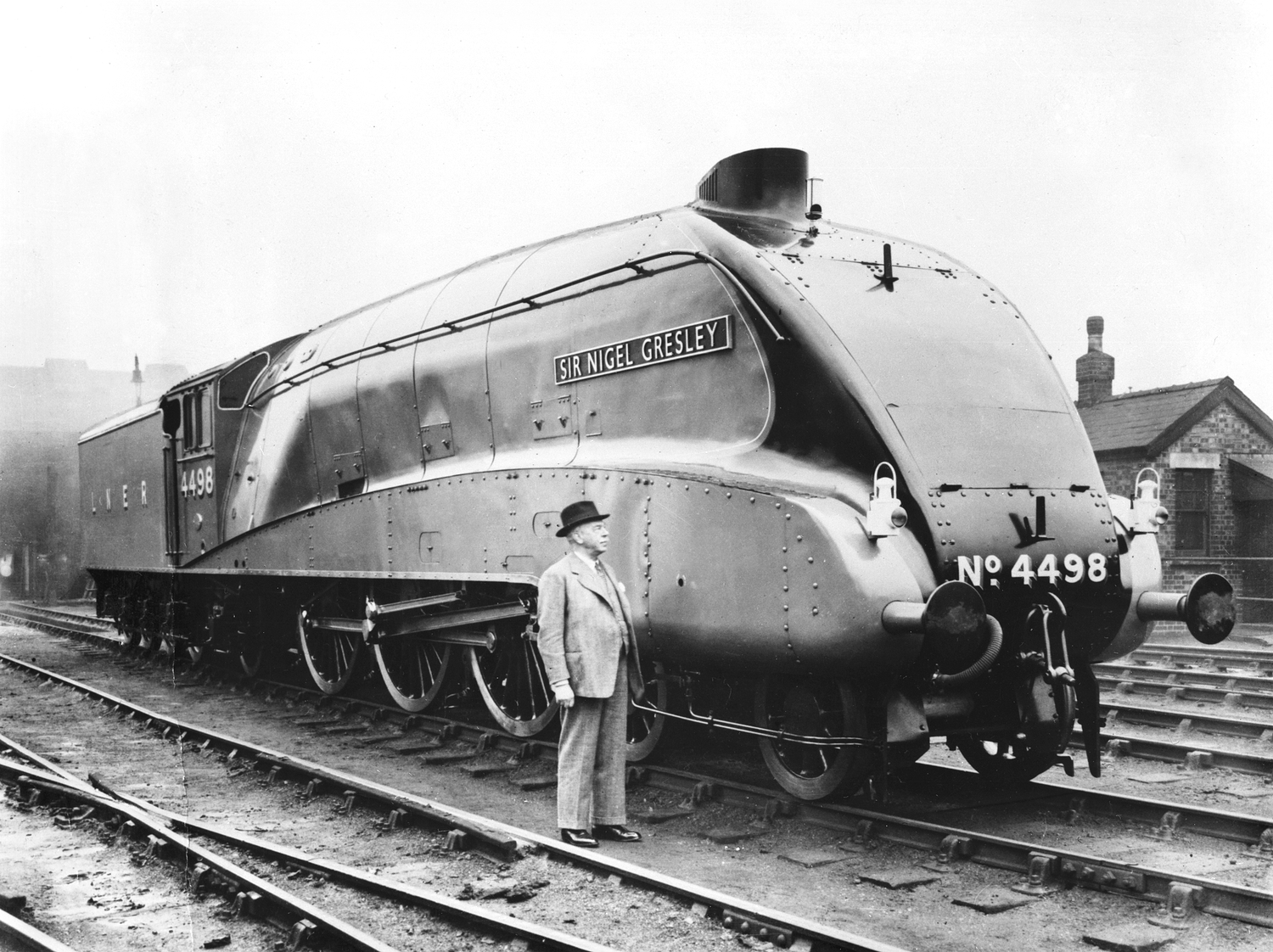 Gresley with A4 No. 4498 at Doncaster Works in 1937. The 100th Gresley ‘Pacific’ to enter service, it was named Sir Nigel Gresley in his honour.