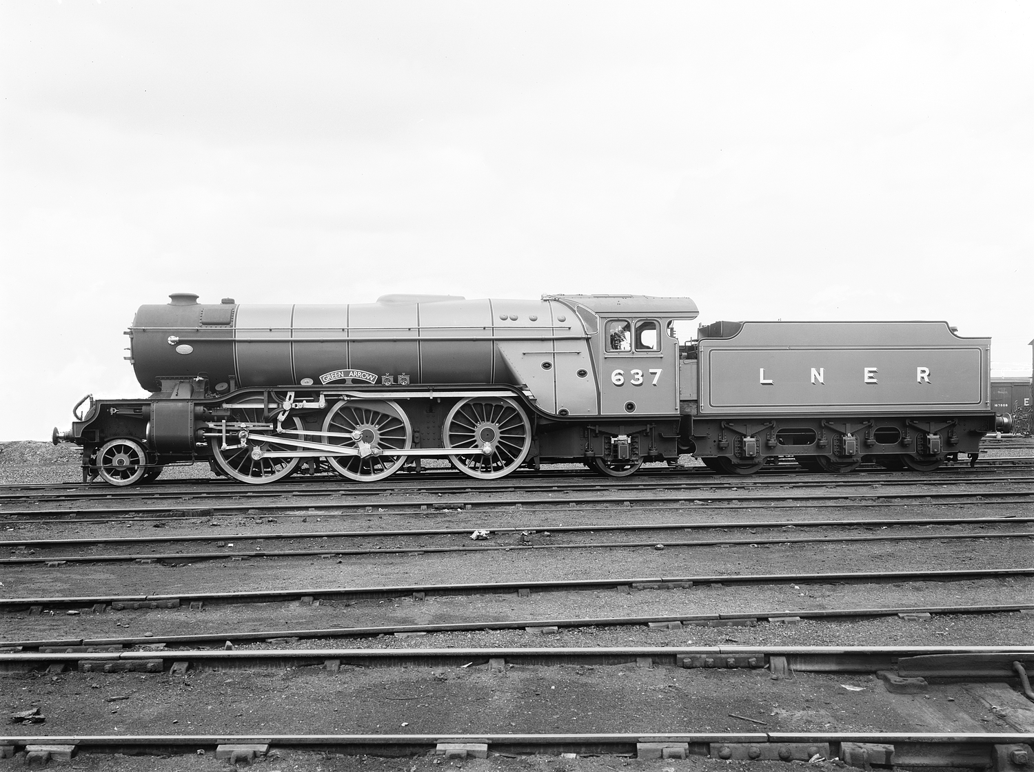 Pioneer Class V2 2-6-2 No. 637 Green Arrow at Doncaster, 1936. The V2s were a versatile design that excelled on both express passenger and fast goods trains. Named after the LNER’s ‘Green Arrow’ fast goods service, the locomotive was later renumbered 4771.